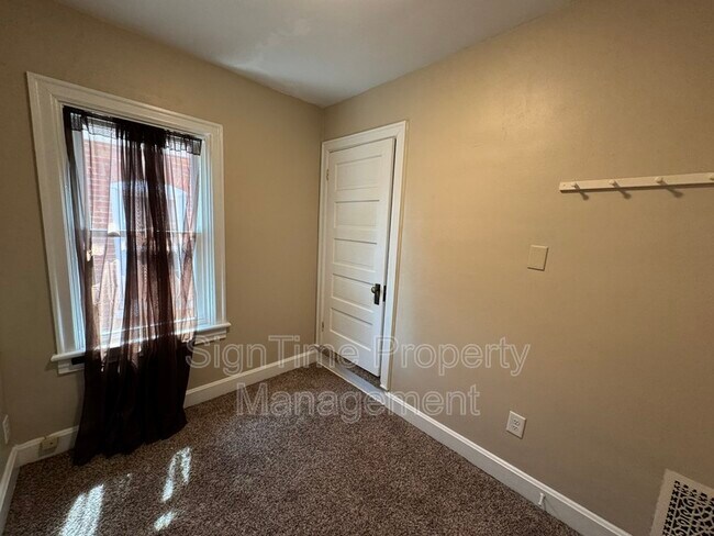 Building Photo - 864 Mulberry Ave
