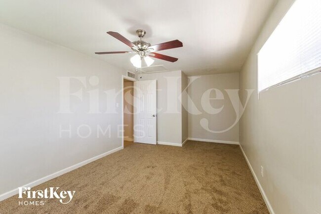 Building Photo - 2238 E Paradise Ln