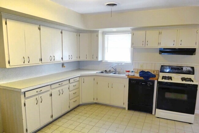 Building Photo - Lovely House Located Minutes From Elementa...