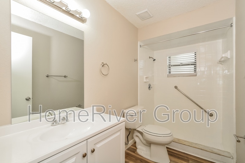 Building Photo - 2811 Queen Palm Dr
