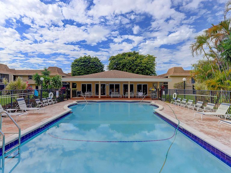 Building Photo - 1301 NW 12th Ave