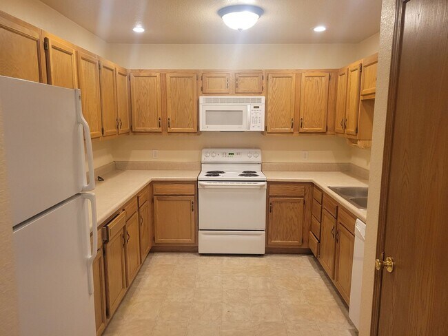 Building Photo - 16880 Huntington Ln