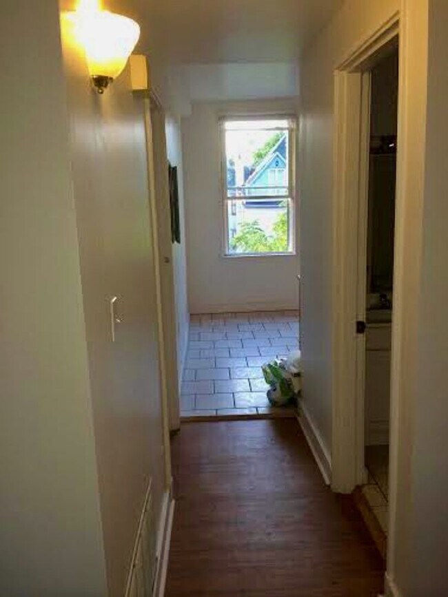 Building Photo - *** Amazing Shadyside Apartment * Walk to everything * Pet Friendly * Duplex Style Apartment * Lu...
