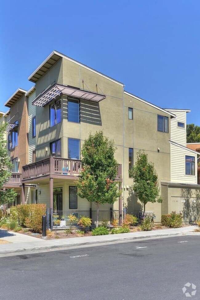 Building Photo - Exceptional End-Unit Townhome in Sterling ...