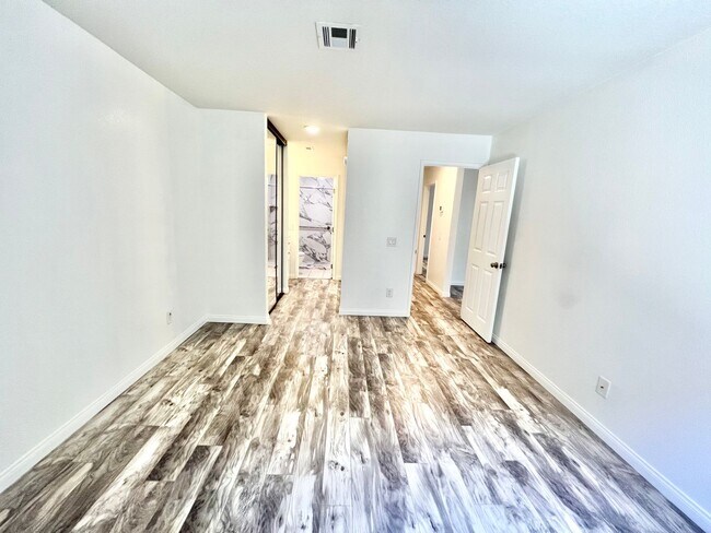 Building Photo - Stunning 2 bed/2 bath condo in the desirab...
