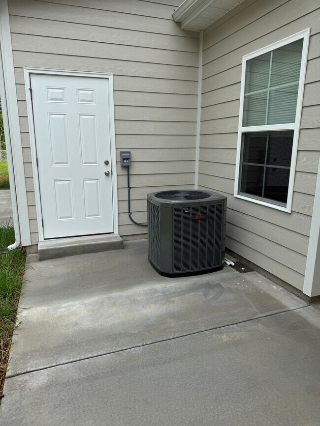 Building Photo - 211 Mountaindale Dr