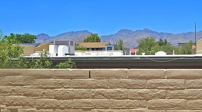 Building Photo - Beautifully Updated 3 Bedroom Townhome nea...