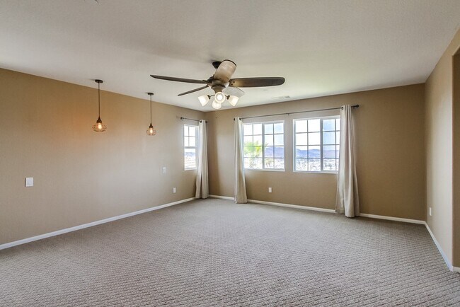 Building Photo - Beautiful Sky Ranch home with Spectacular Views!