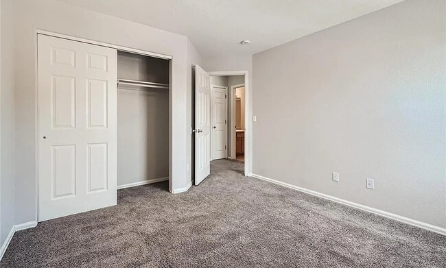 Building Photo - Townhouse Eller Grove