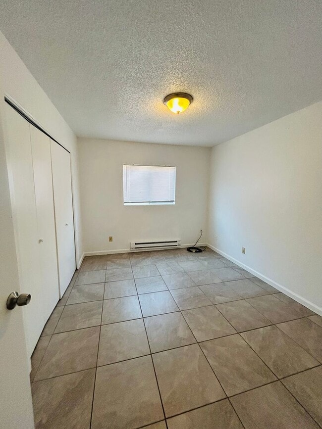 Building Photo - 3 bed 2 bath