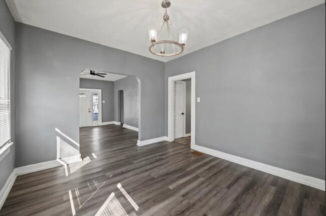 Building Photo - 409 N Temple Ave