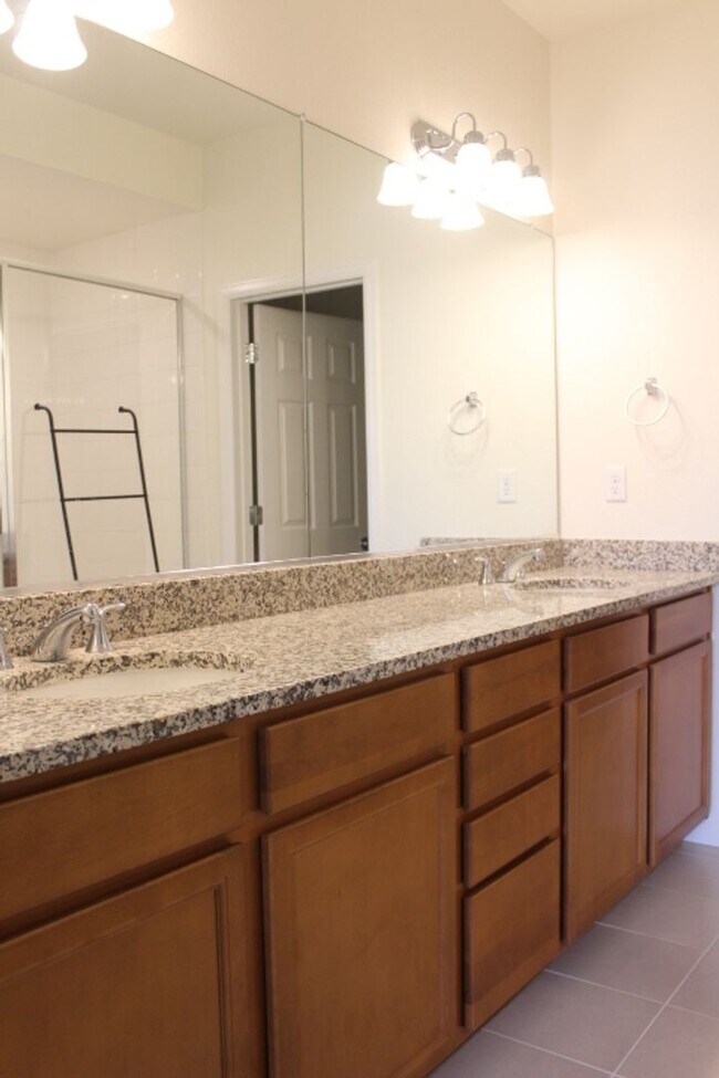 Building Photo - Chatfield Bluffs Condo w/ 3 BR/3 BA!!