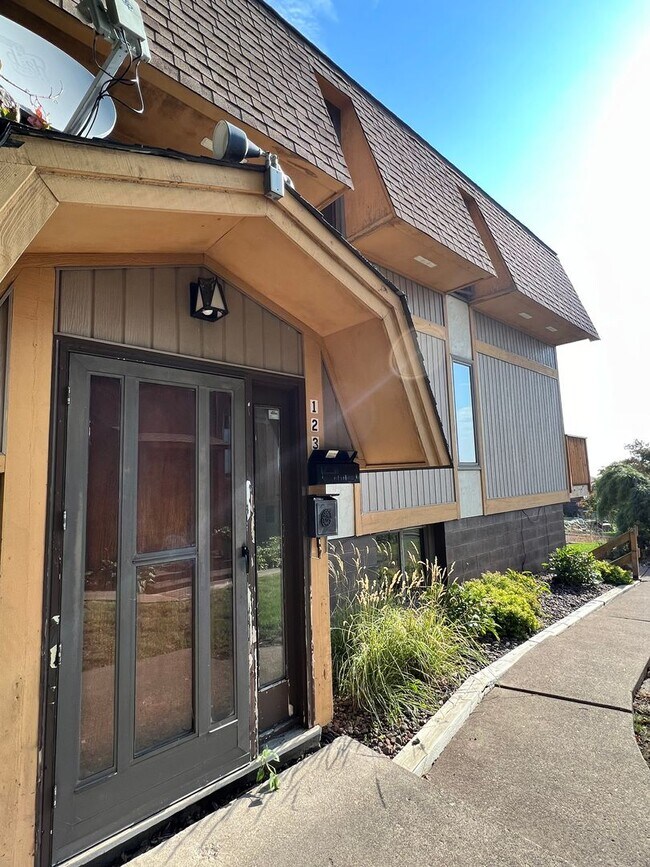 Building Photo - 123 E Ninth St