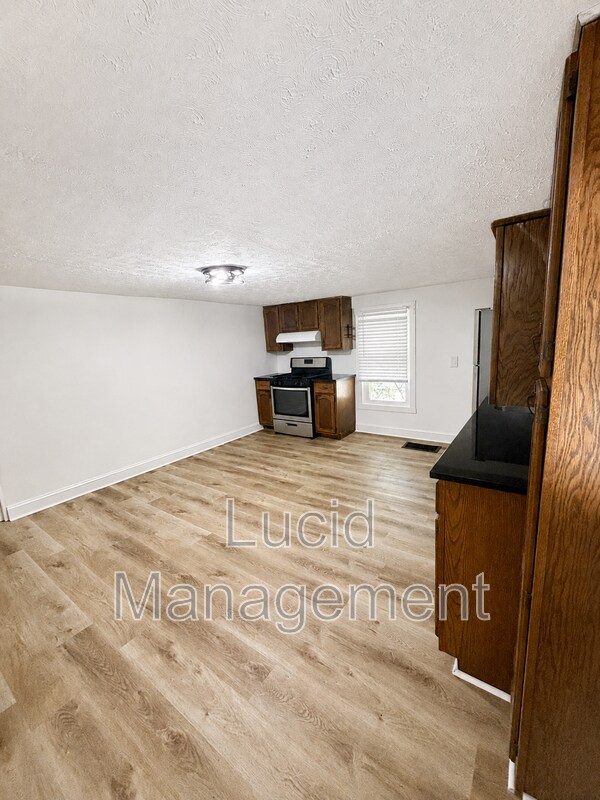 Building Photo - 1221 Vim Dr