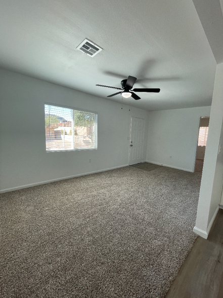 Building Photo - 1529 E Sunnyside Dr