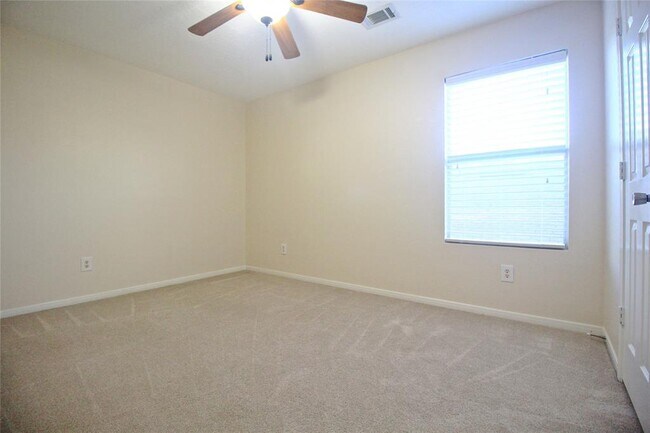 Building Photo - 16928 Scenic Knoll