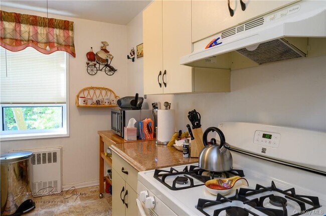 Building Photo - 5 Sadore Ln