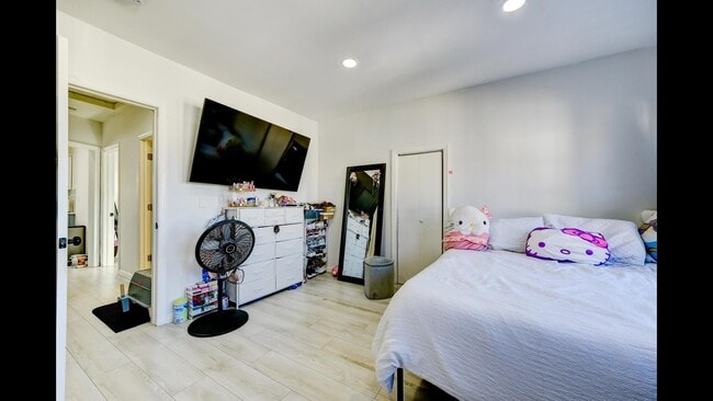 Building Photo - 1215 80th St