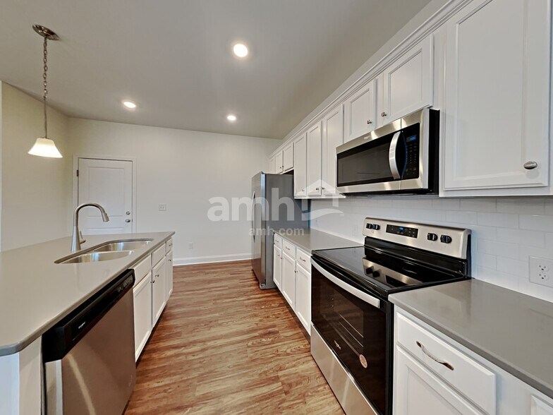 Building Photo - 104 Larragan Dr