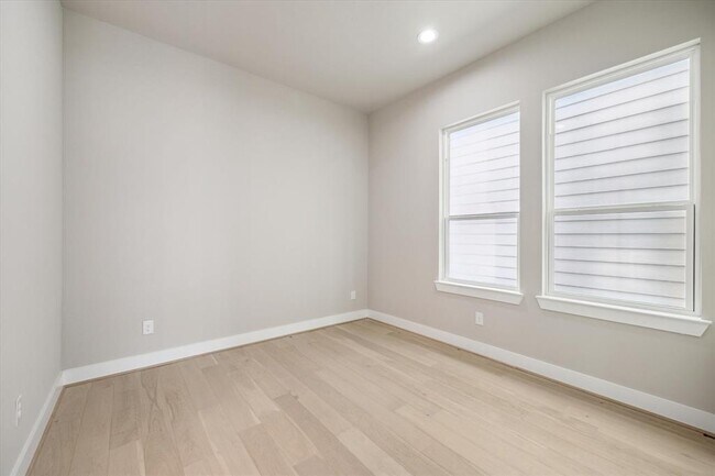 Building Photo - 5823 Mansfield St