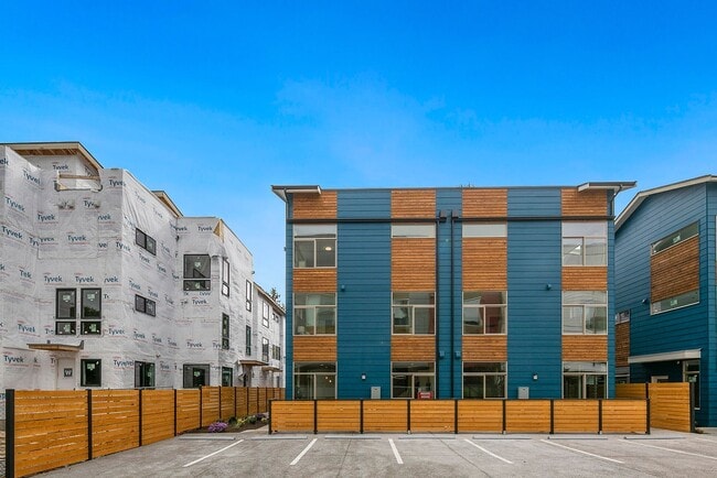 Building Photo - 3 year old Crown Hill townhome