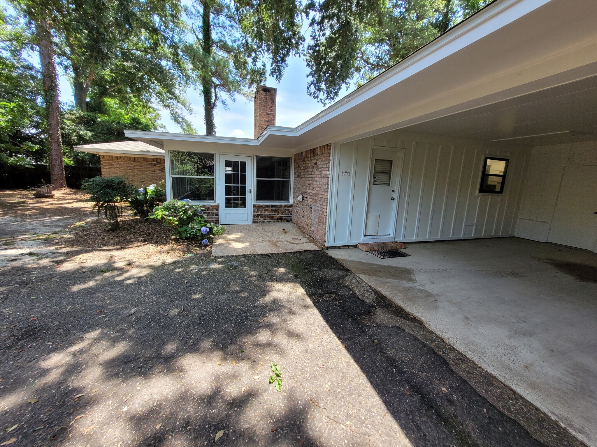 Building Photo - 151 Country Club Dr