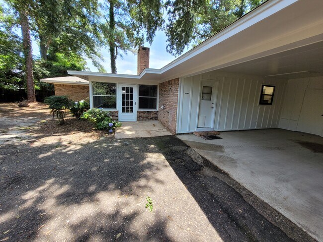 Building Photo - 151 Country Club Dr