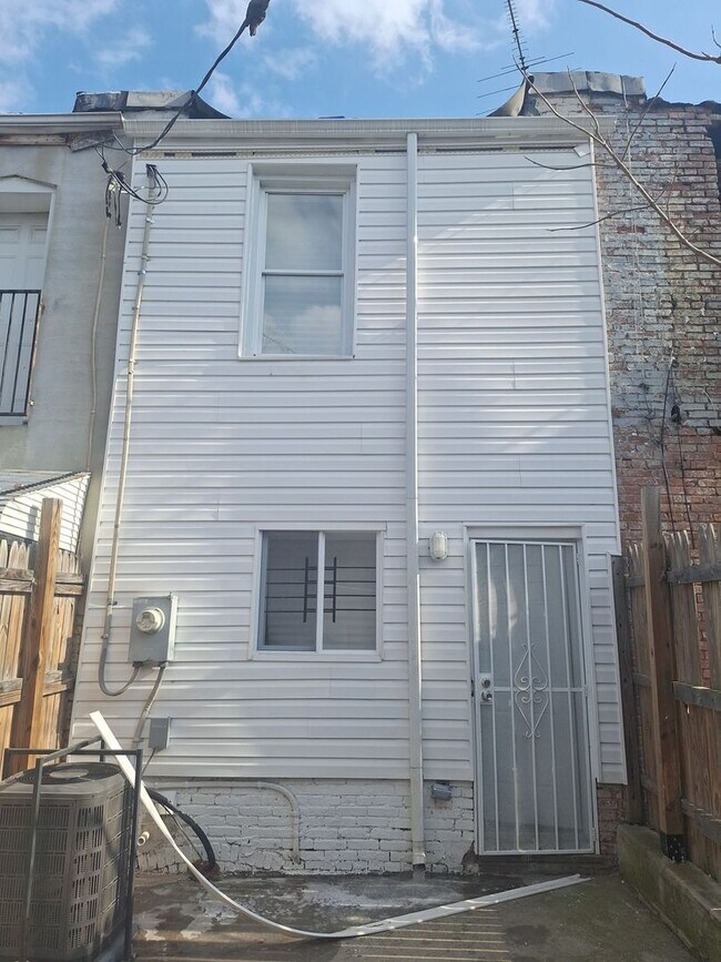 Building Photo - 612 N Glover St
