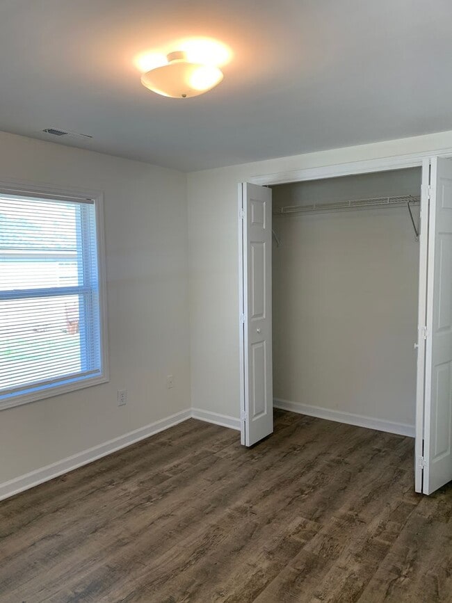 Building Photo - $500 OFF 1ST MONTH'S RENT! 3 Bedroom, 1 Bath house on Hillsdale Drive