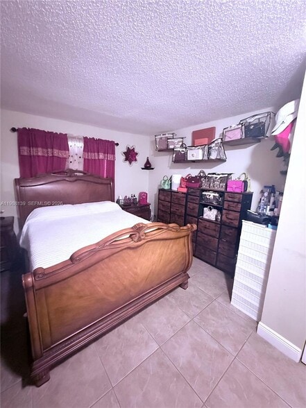 Building Photo - 550 SW 115th Ave