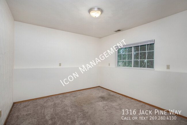 Building Photo - GREAT off campus location!