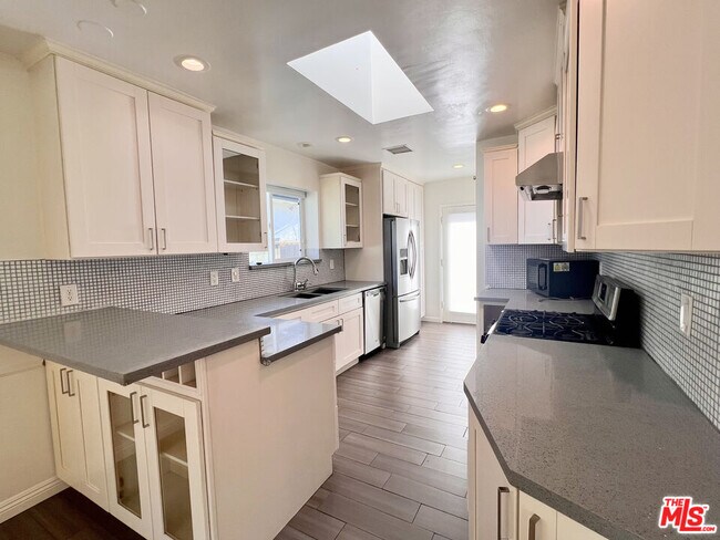 Building Photo - 7311 Dunfield Ave