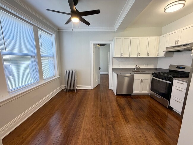 Building Photo - 1525 W Estes Ave