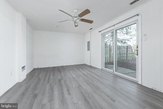 Building Photo - 1445 Boxwood Dr