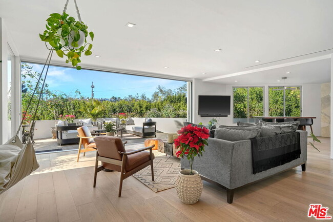 Building Photo - 2615 La Cuesta Dr