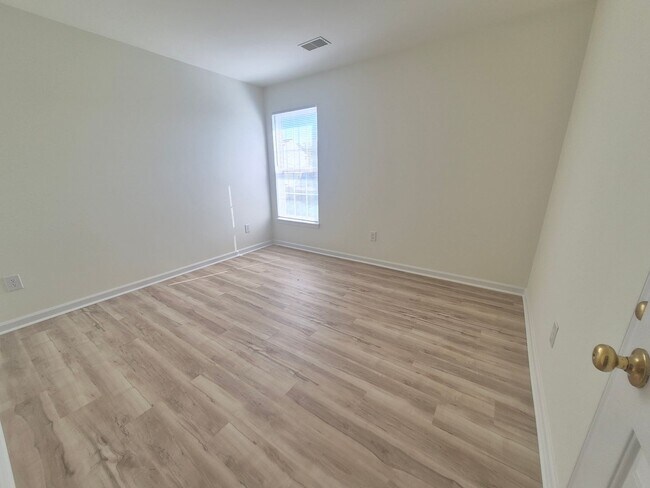Building Photo - 5207 Linden Dr