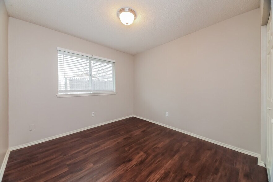 Building Photo - 9723 Pinehurst Ln