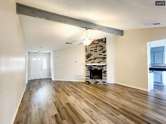 Building Photo - Available Now! 3 Bed 2 Bath