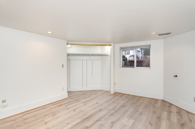 Building Photo - 5523 Woodlawn Ave N