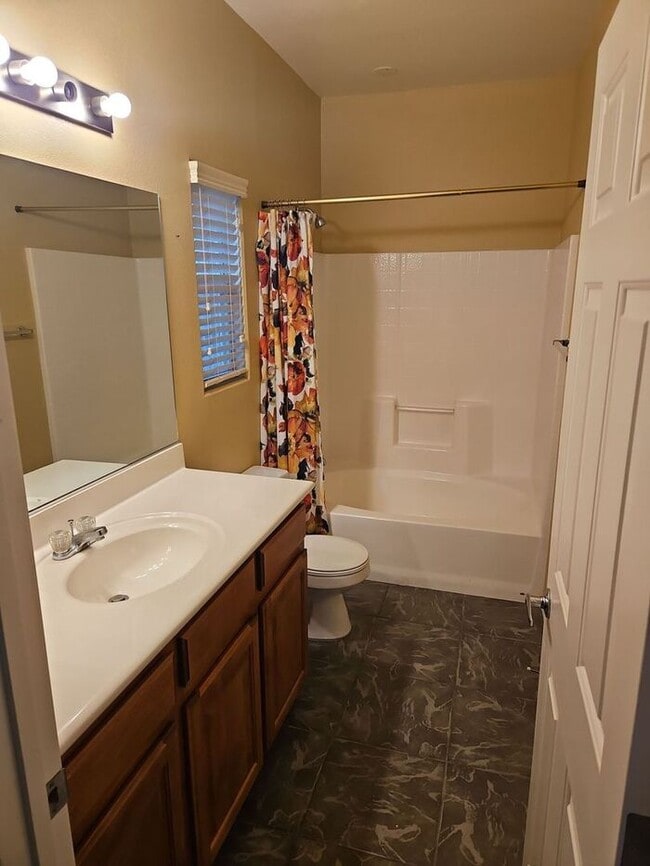 Building Photo - Beautiful 2 bedroom 2.5 bath !