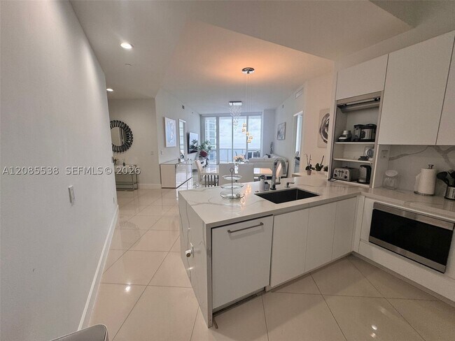 Building Photo - 15901 Collins Ave