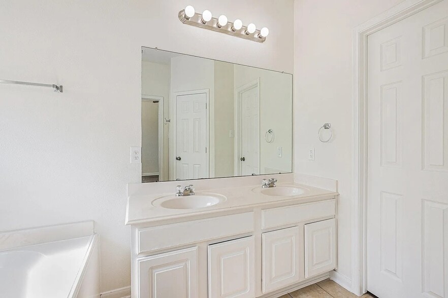 Master / Double Vanity - 7327 Boerne Creek Dr