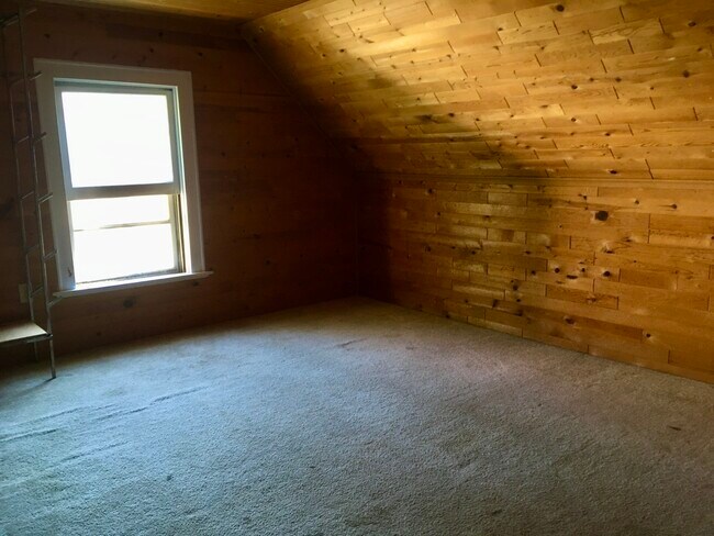 Bedroom #3 (upstairs) - 910 E Meinecke Ave