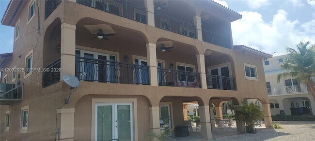 Building Photo - 51 W Plaza Del Lago