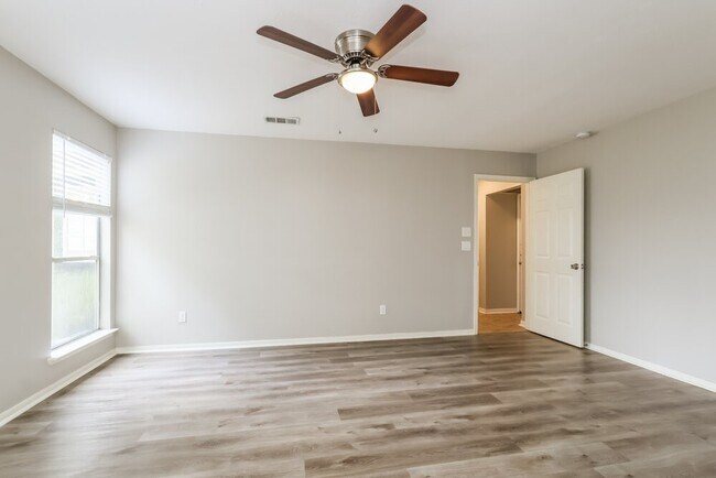 Building Photo - 2711 Knollbrook Ln