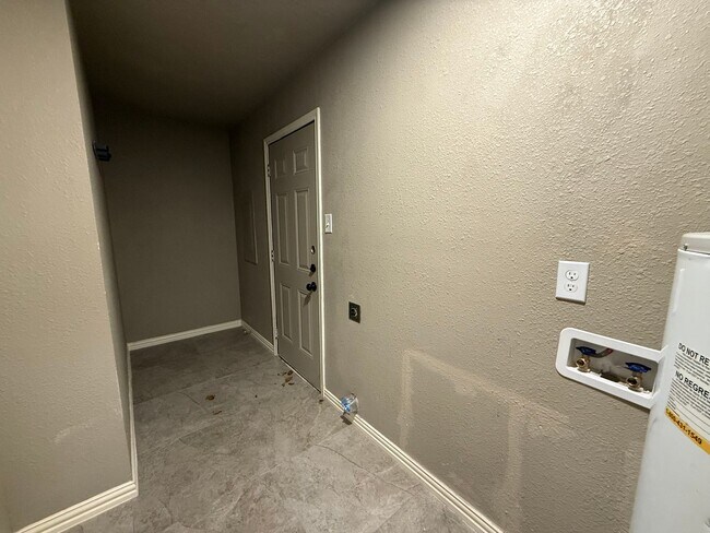Building Photo - 3 bedroom 2 bathroom house in 76137