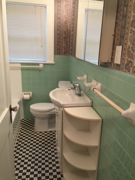 full bathroom - 731 Berkeley Ave NW