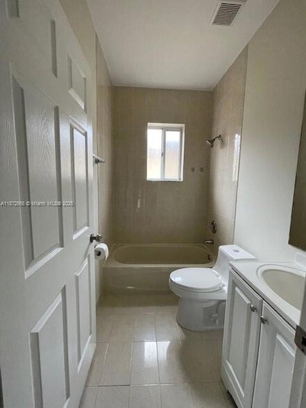 Building Photo - 2531 NE 41st Terrace