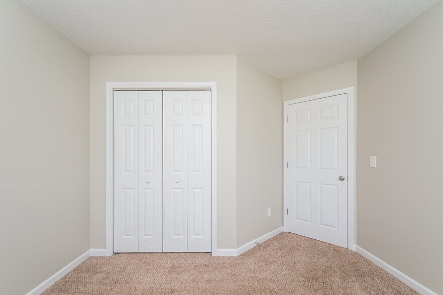 Building Photo - 42 Oakbrook Dr