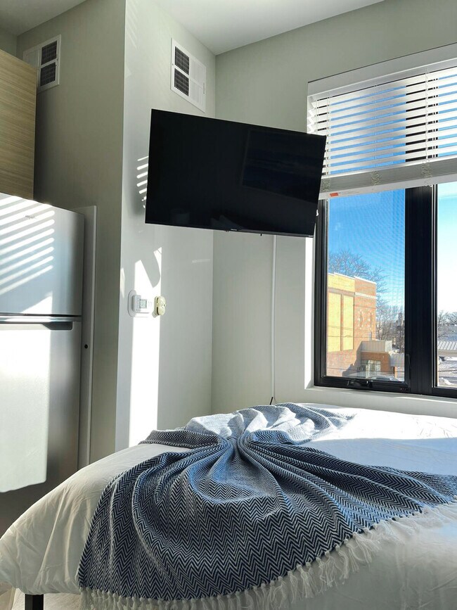 Building Photo - 2530 University Ave